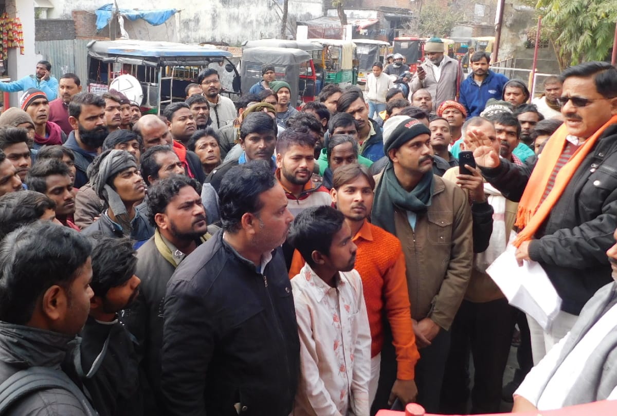 Auto drivers strike at MLA house, accuses SP traffic
