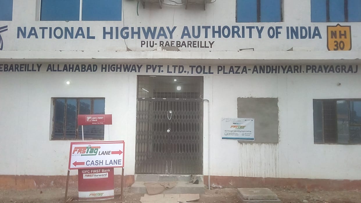 No open locks of toll plaza, silence