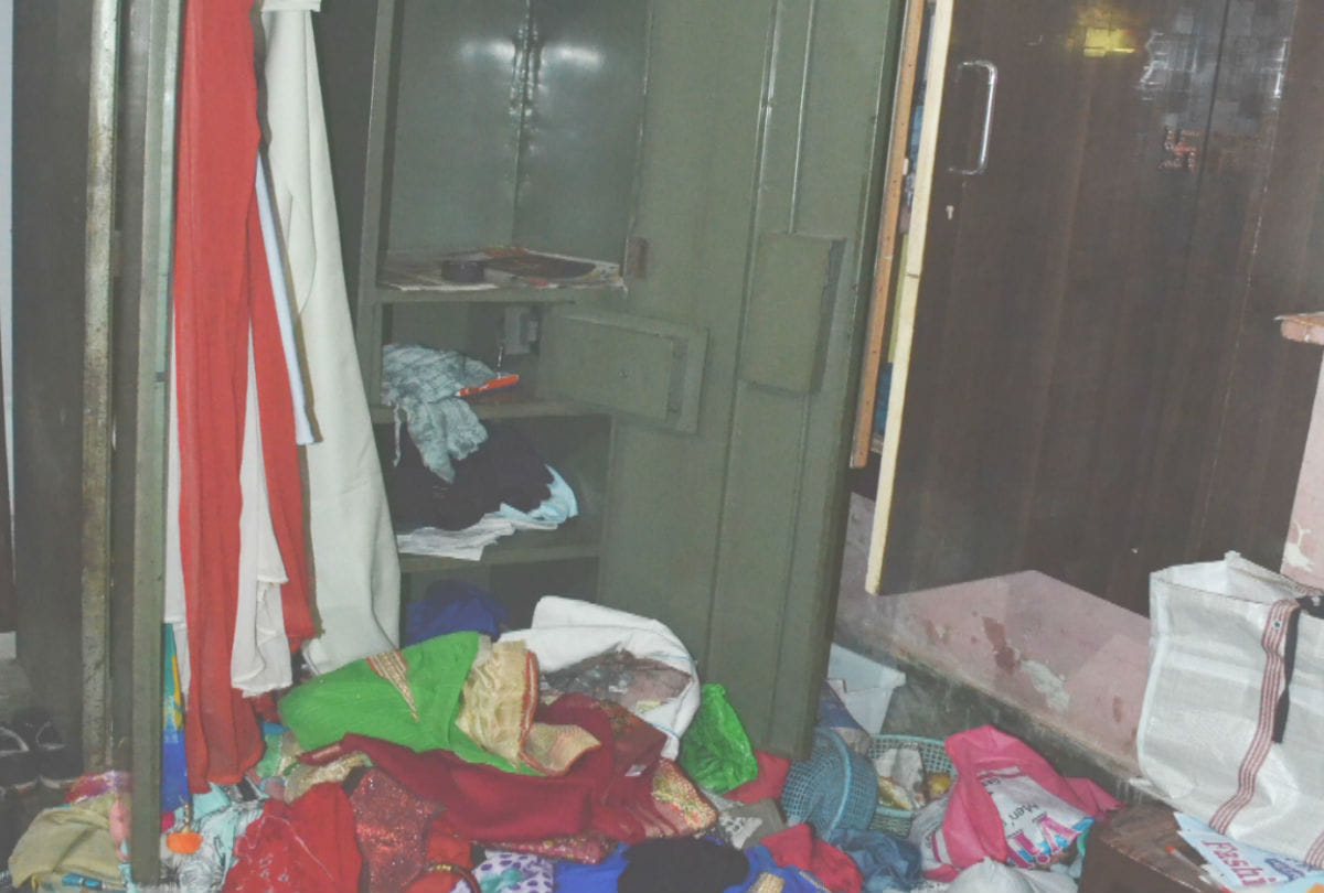 family locked in the room by thieves in etah