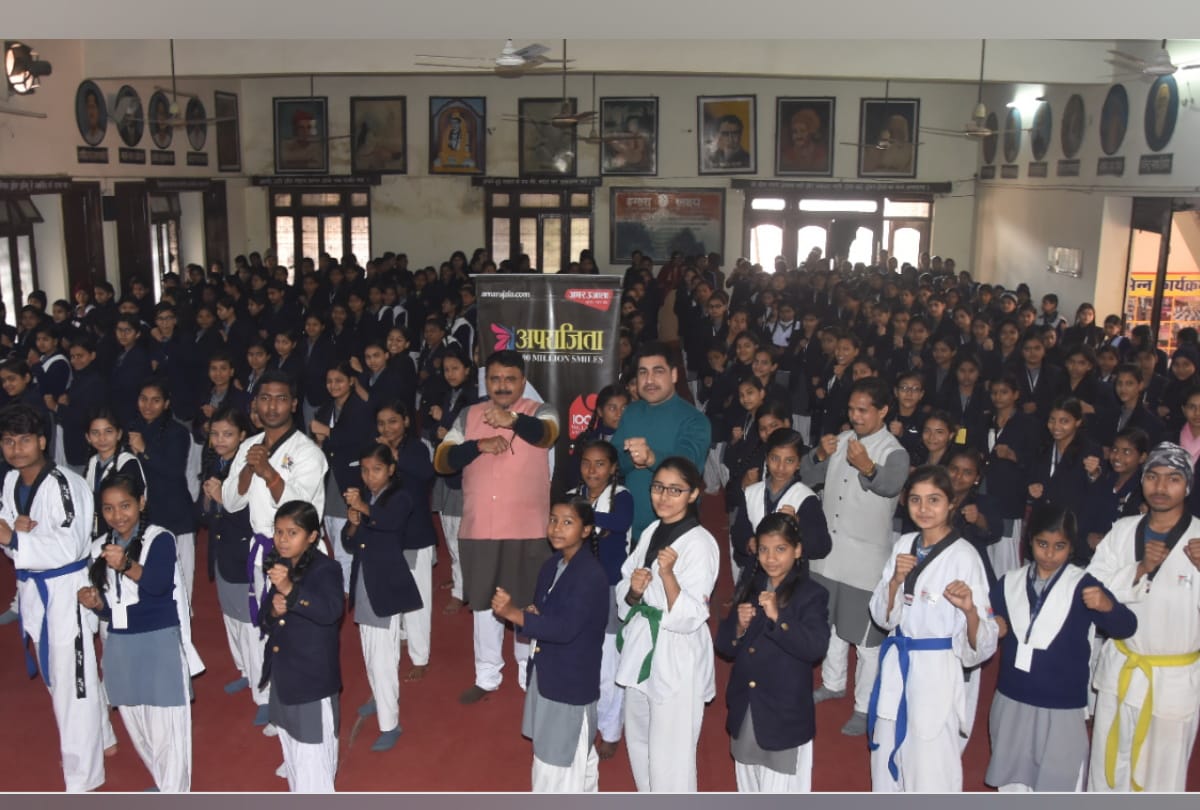 Amar Ujala Aparajita, taekwondo experts given self-defense tips to students