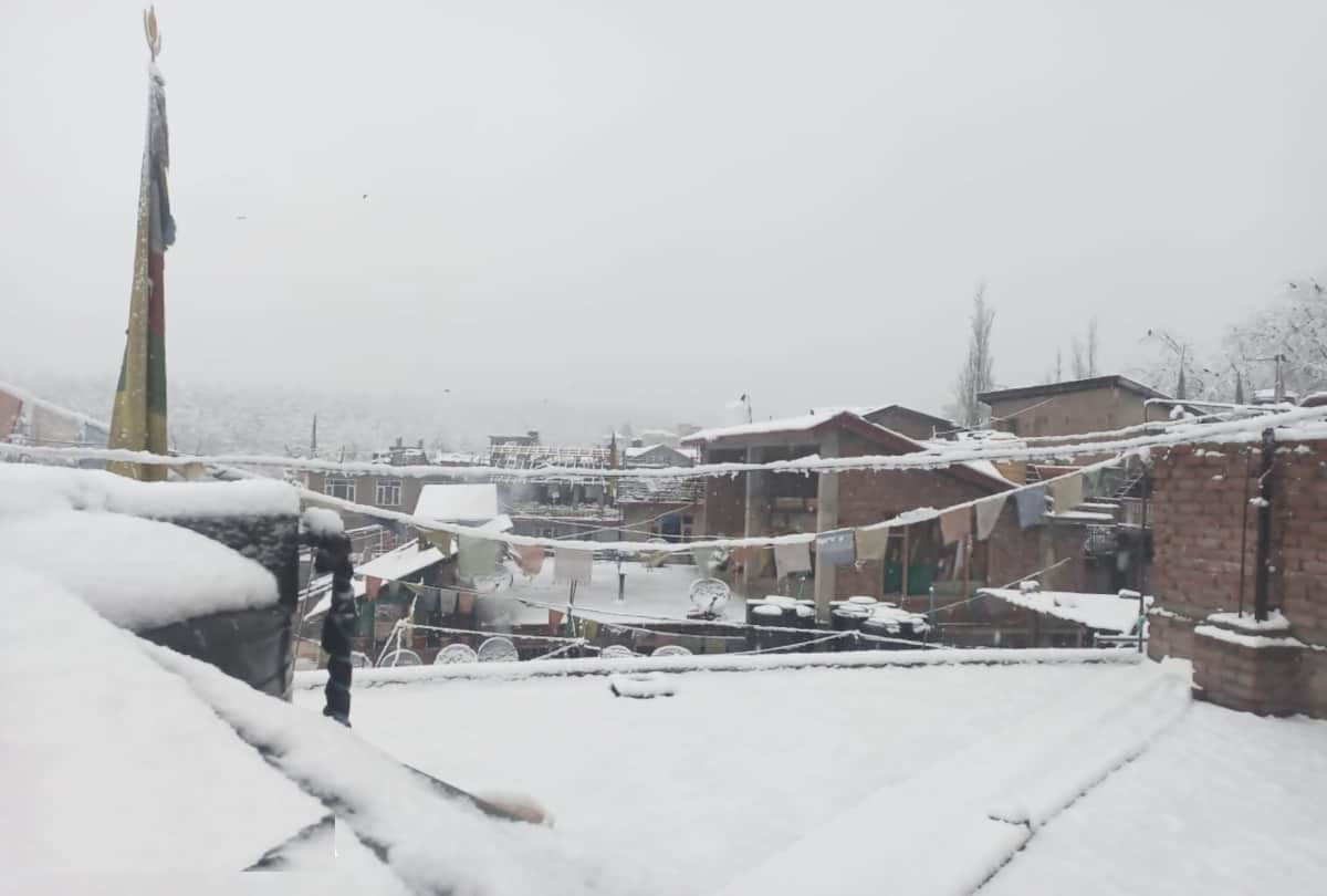 Heavy snowfall again in Himachal, roads blocked, flights canceled, woes increased