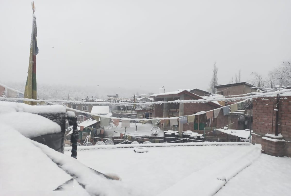 Heavy snowfall again in Himachal, roads blocked, flights canceled, woes increased