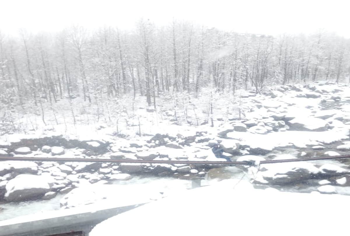 tourist enjoyed snowfall in manali and have snow scooters and horse riding