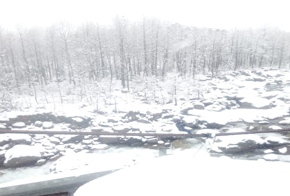 tourist enjoyed snowfall in manali and have snow scooters and horse riding