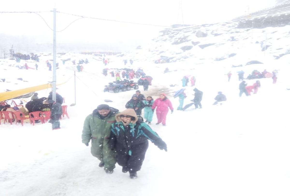 tourist enjoyed snowfall in manali and have snow scooters and horse riding
