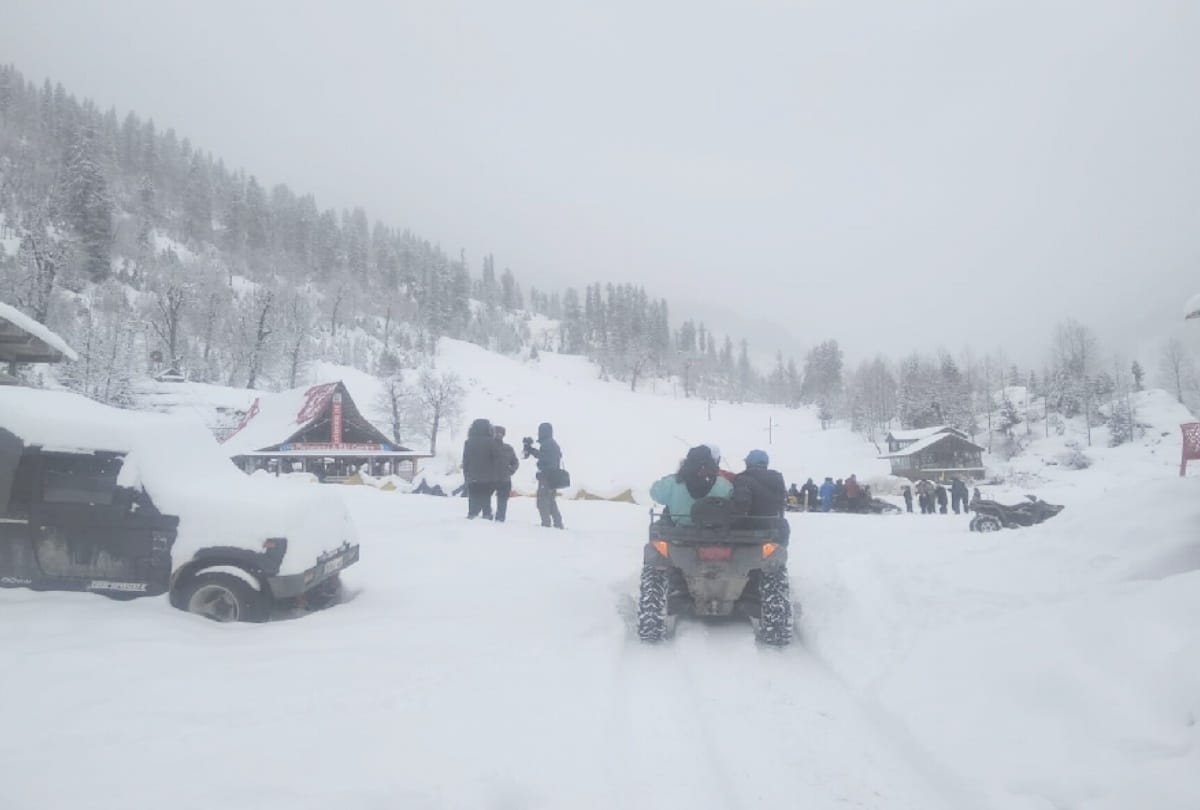 tourist enjoyed snowfall in manali and have snow scooters and horse riding