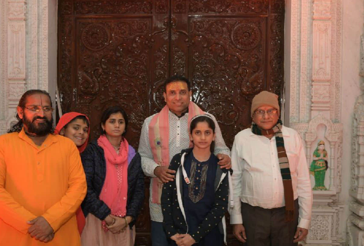 Former Indian Cricketer VVS Laxman Visits Taj Mahal With Family