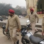 एसआईटी नगर परिषद कार्यालय से बाहर आती हुई।