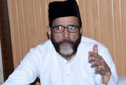 Bareilly: धरने पर अड़े मौलाना तौकीर रजा, पुलिस थमा रही नोटिस, कोविड और आचार संहिता का दिया हवाला Maulana Tauqeer Raza adamant on dharna, police giving notice, citing Covid and code of conduct