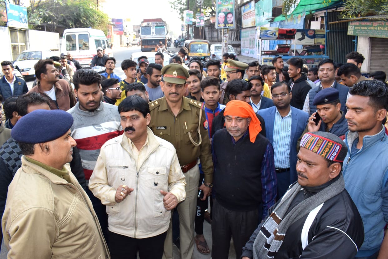 mandir ki divar todne pr hangama, polilce ne samjaya