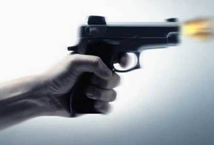 goons shot a shopkeeper, injured and looted in lucknow