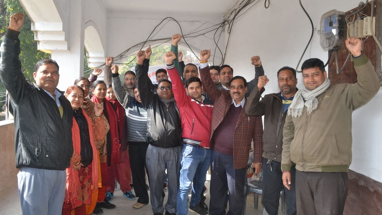 Farmers surrounded the officials of Energy Corporation