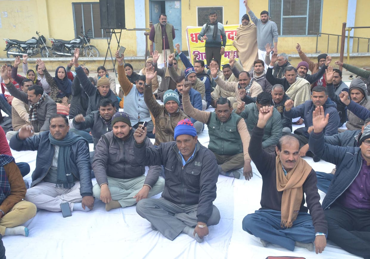 Teachers protest at DIOS office