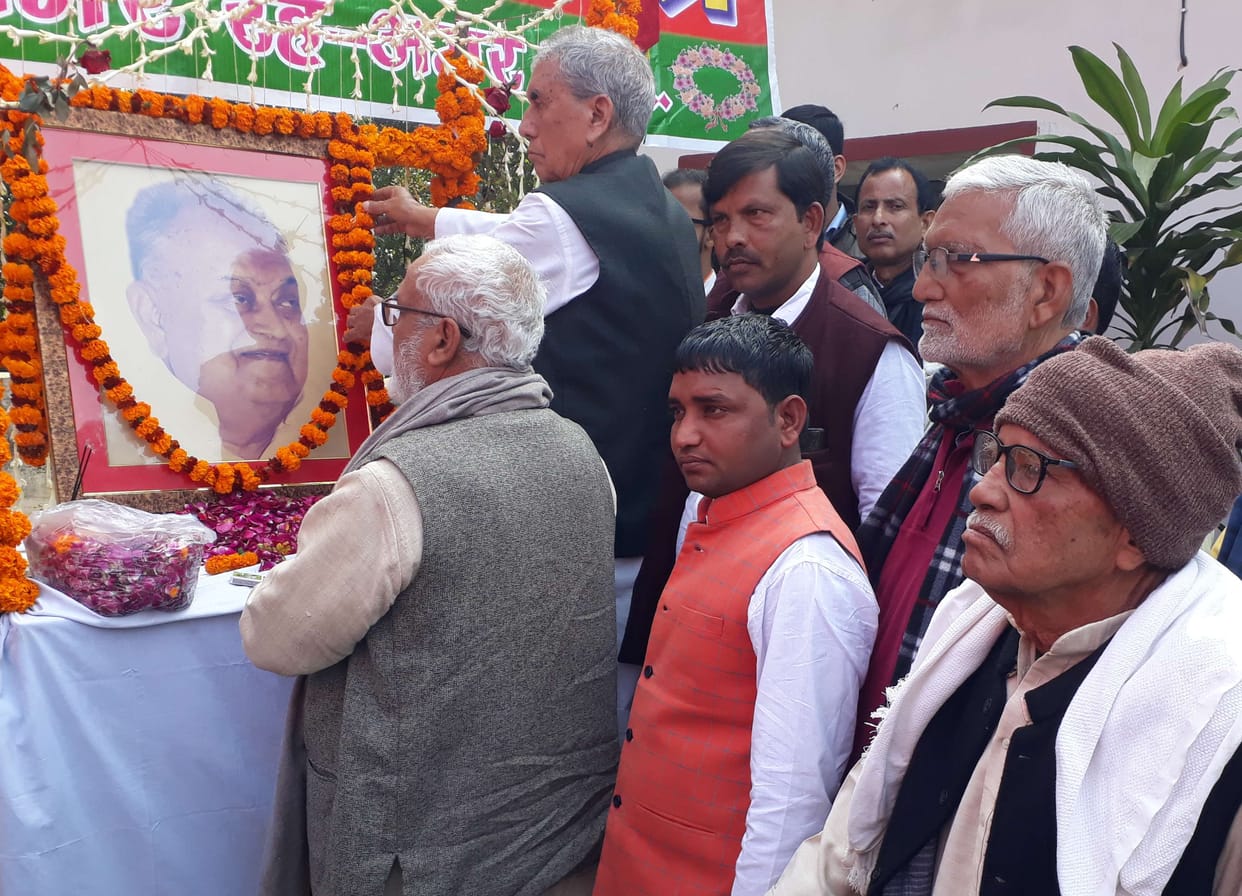 Janeshwar Mishra's politics was to connect society to society