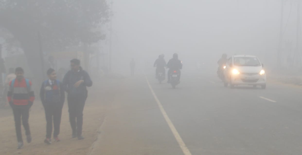 Hathras: Cold wave continues even after sunshine, dense fog prevails