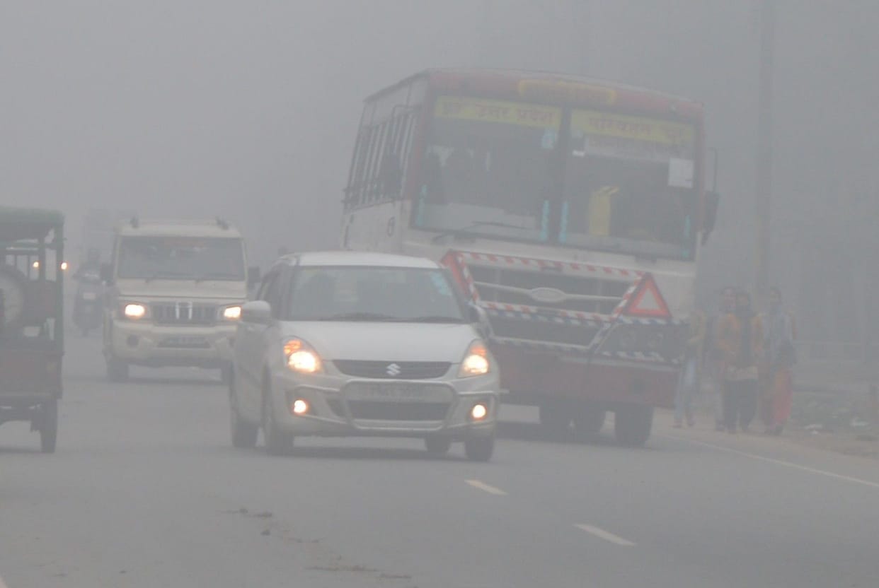 Hathras: Dense fog in the morning and icy winds lasted the whole day