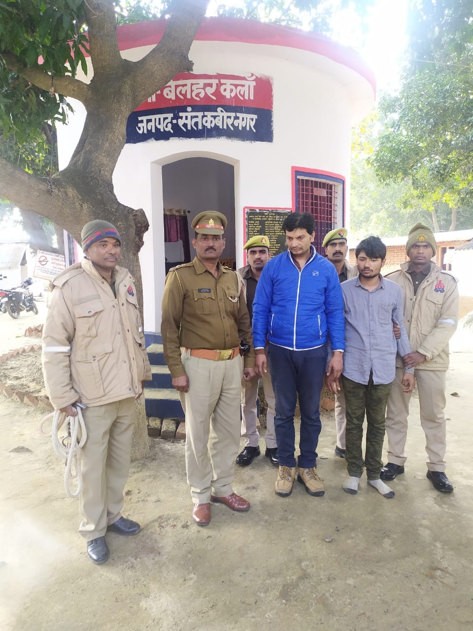 robbed at jewelery shop, Villagers caught fleeing thieves