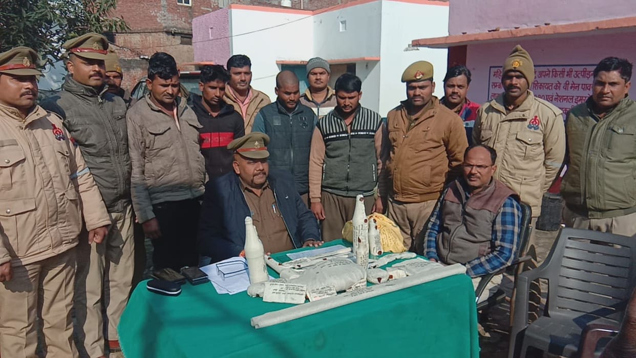 smugglers fire and acid attack on police in gorakhpur