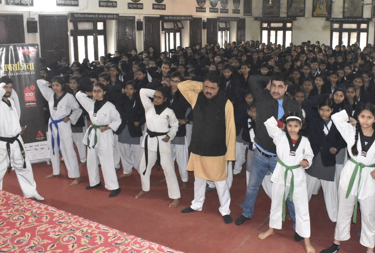 Amar Ujala Aparajita, taekwondo experts team given self-defense tips to students
