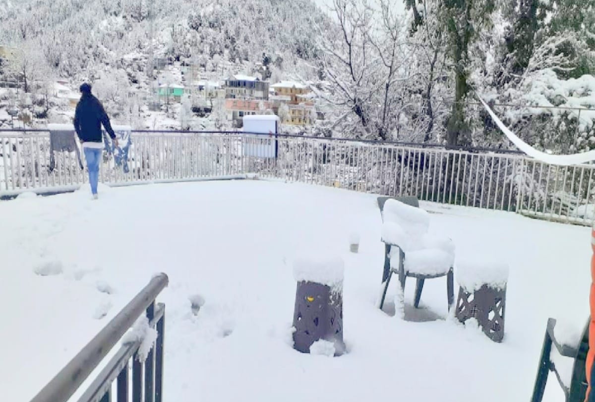 Photos: Tourists reach Nuddy-McLeodganj to have fun in snow, paragliding banned in Billing