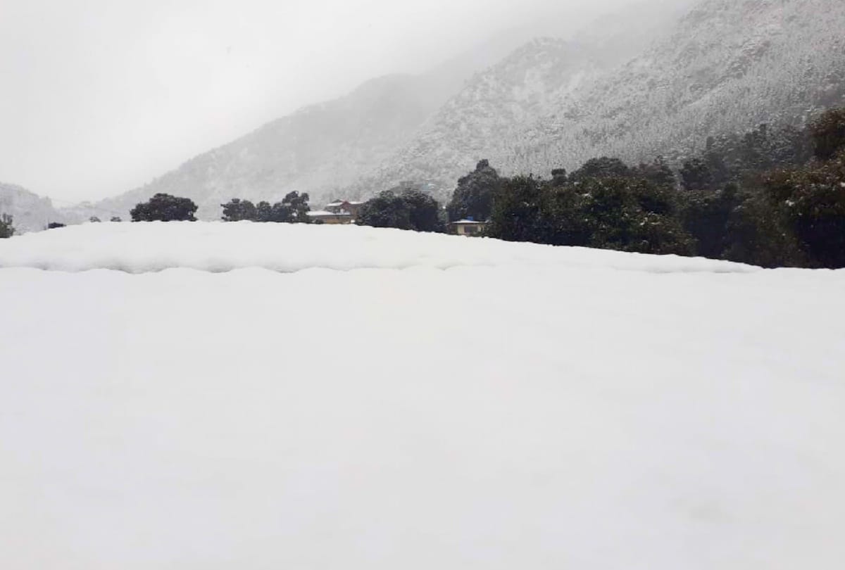 Photos: Tourists reach Nuddy-McLeodganj to have fun in snow, paragliding banned in Billing