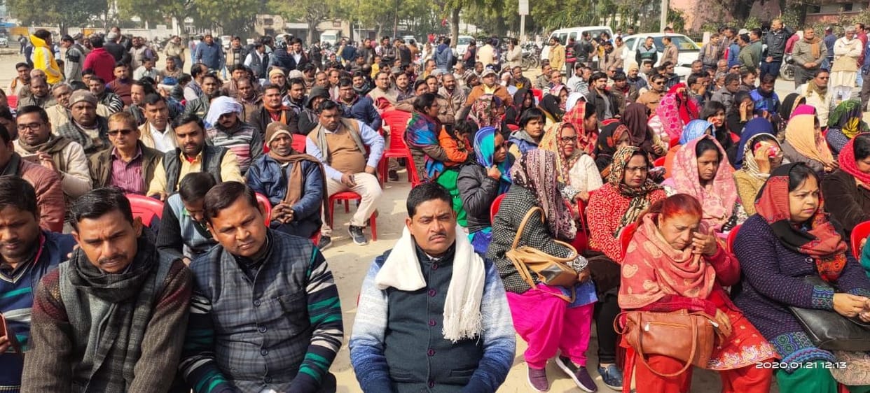 Teachers close the school and protest in the Diet Ground
