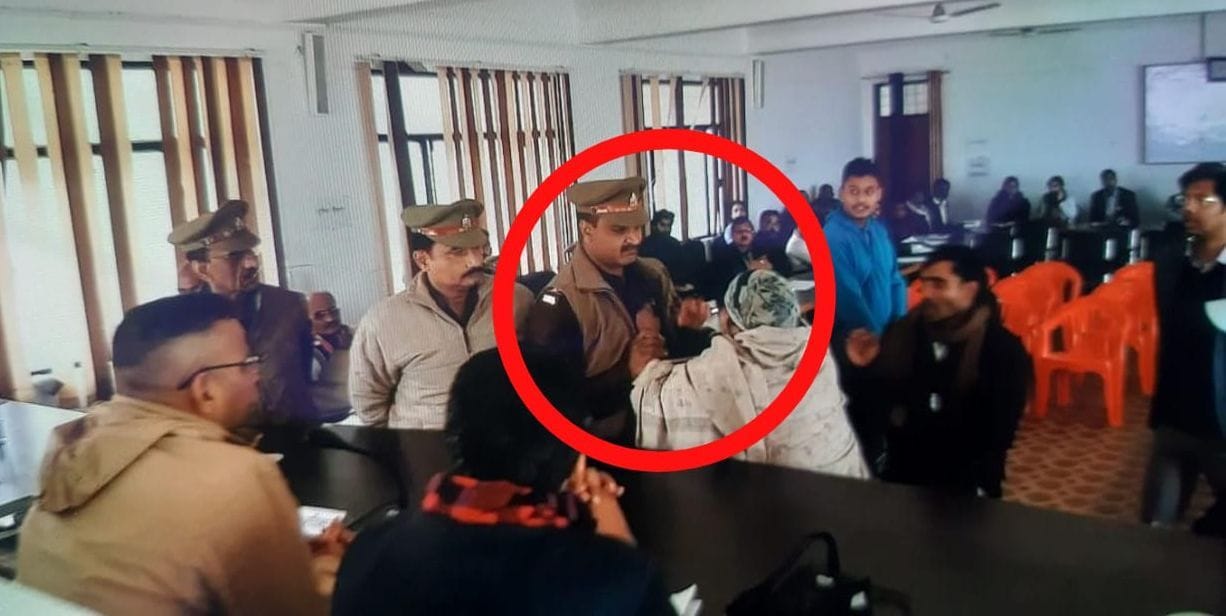 The mother of the rape victim in front of DM-SP caught the collar of Kotwal