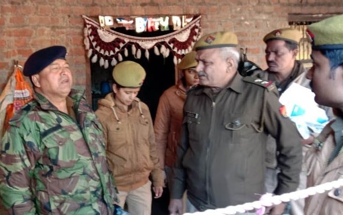grh kalesh se tang mahila phaansee par jhoolee