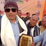 स्वास्थ्य मेला के समापन पर रवि किशन को सम्मानित करते सीएमओ डॉ. एसके तिवारी।