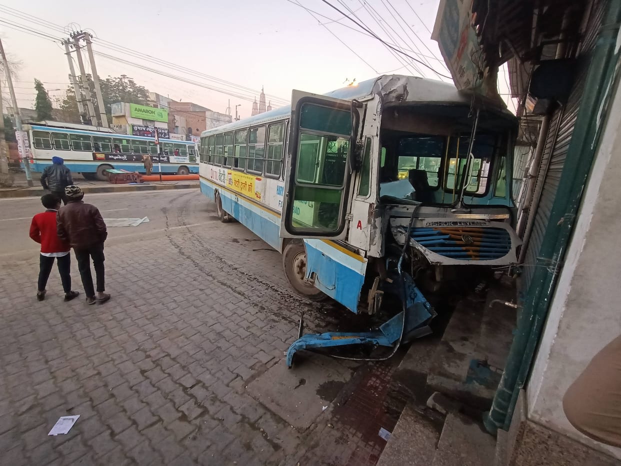 Bus broke into the shop, breaking the board of the square uncontrolled, fatehabad