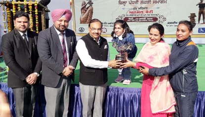 फिरोजपुर में आयोजित समारोह में डीसी महिलाओं को पौधे देकर सम्मानित करते हुए।