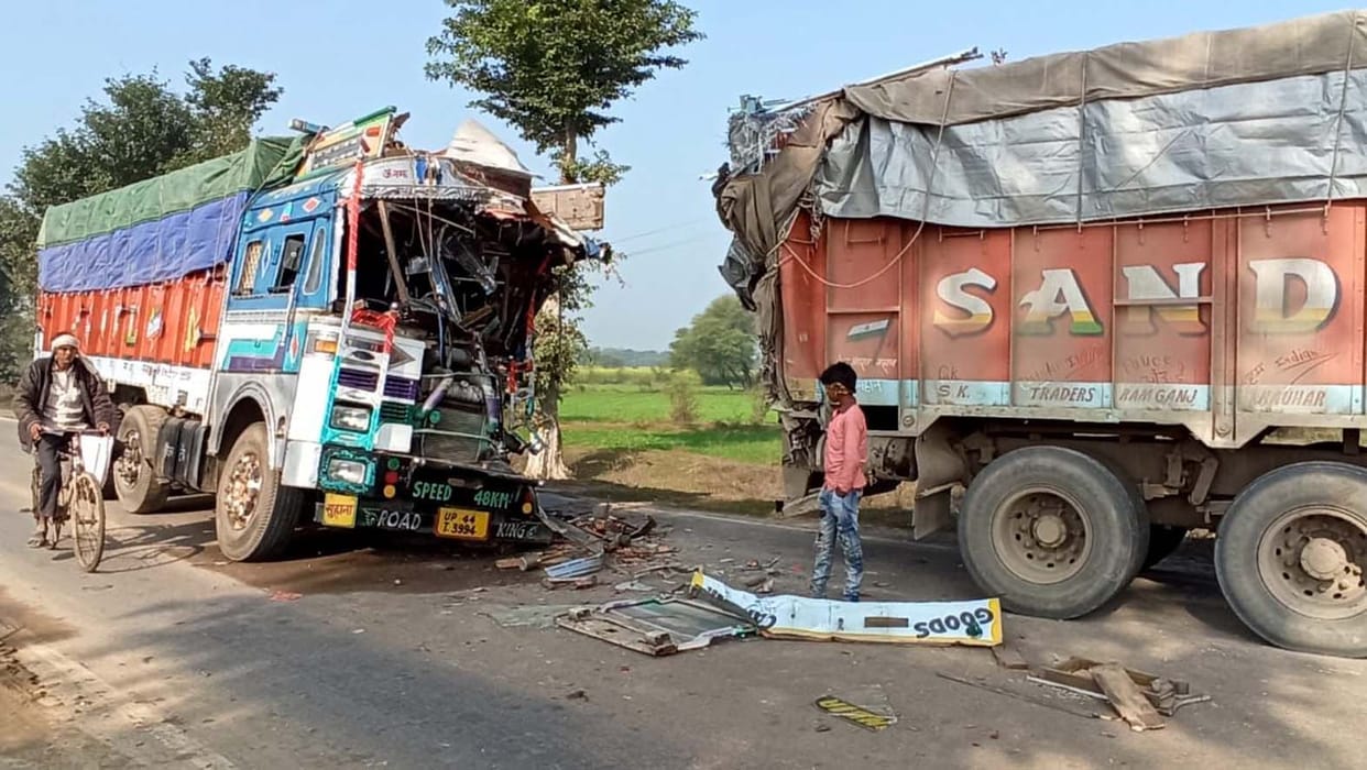 Chitrakoot: The second truck collided with the truck going forward, one dead and two injured