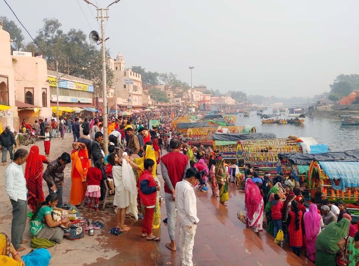 Chitrakoot: Lakhs of devotees take a dip amidst the cold winds