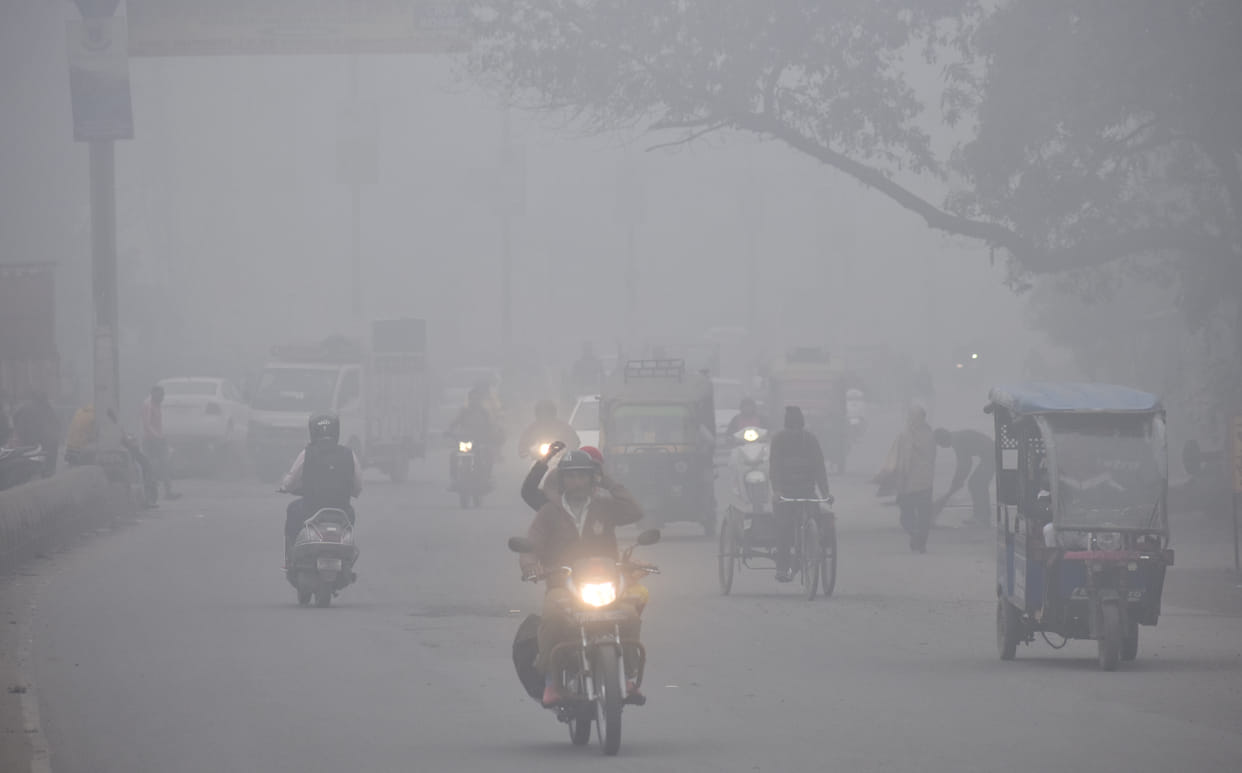 Fog increases the cold, people are thin in homes