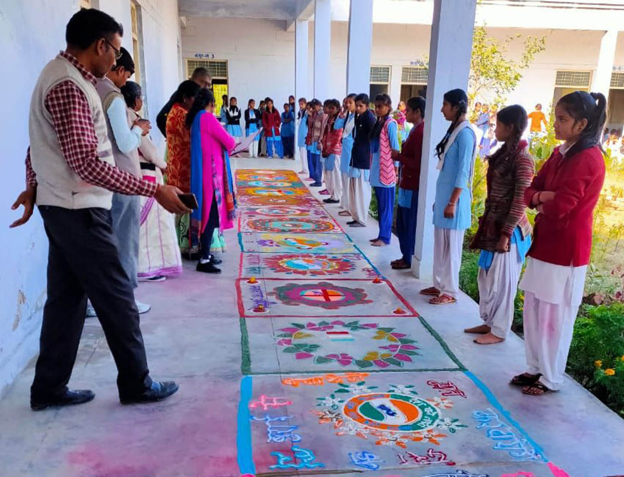 Aarti tops in Rangoli competition