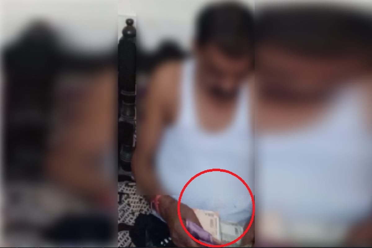 Video is viral of a lekhpal in the bribe case at Bijnor district of Uttar Pradesh