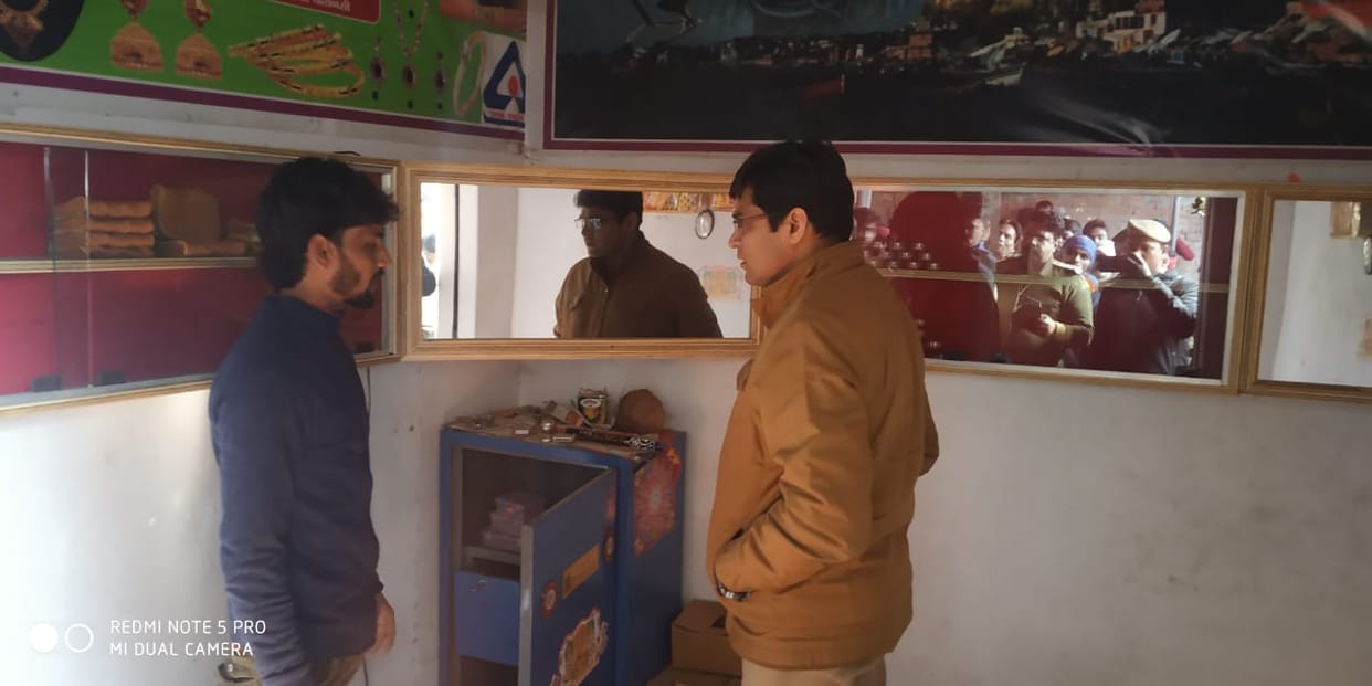 theft of lakhs mirzapur