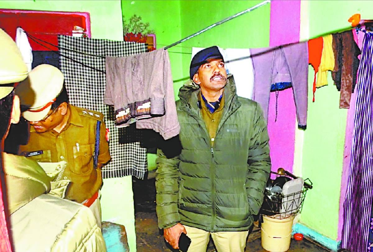 A woman attacked with acid in Sitapur.