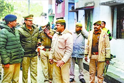 A woman attacked with acid in Sitapur.