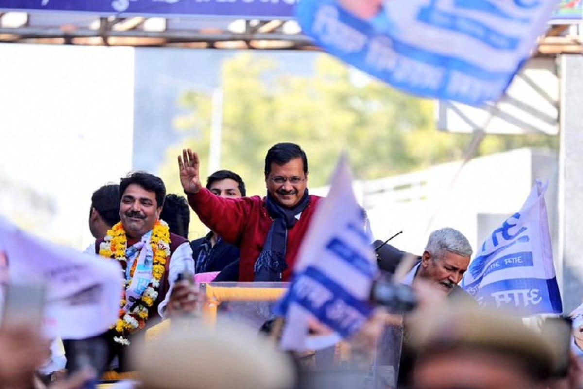 fight between AAP youth and BJP-Congress experienced players