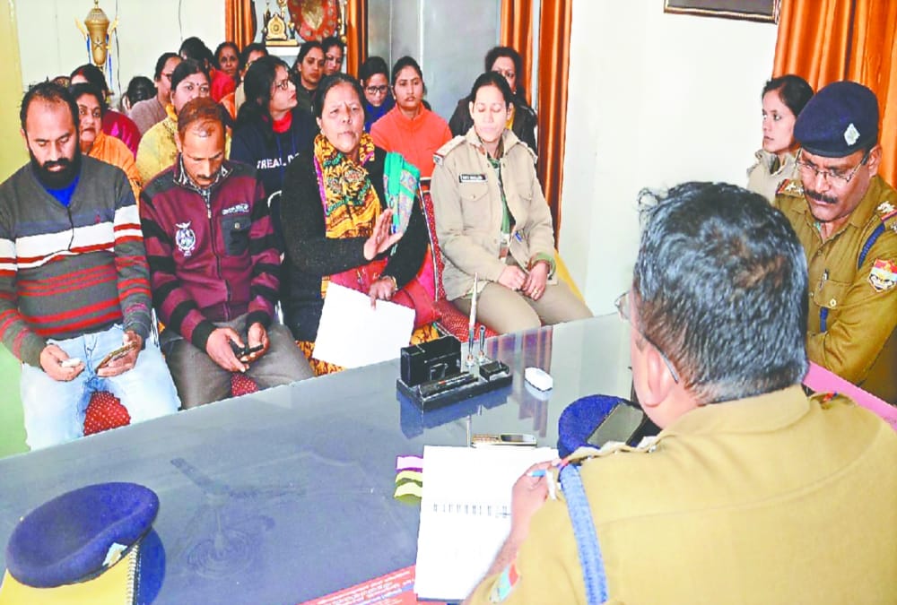 Teachers boycott classes and protest against CEO for abusive language in Srinagar Garhwal