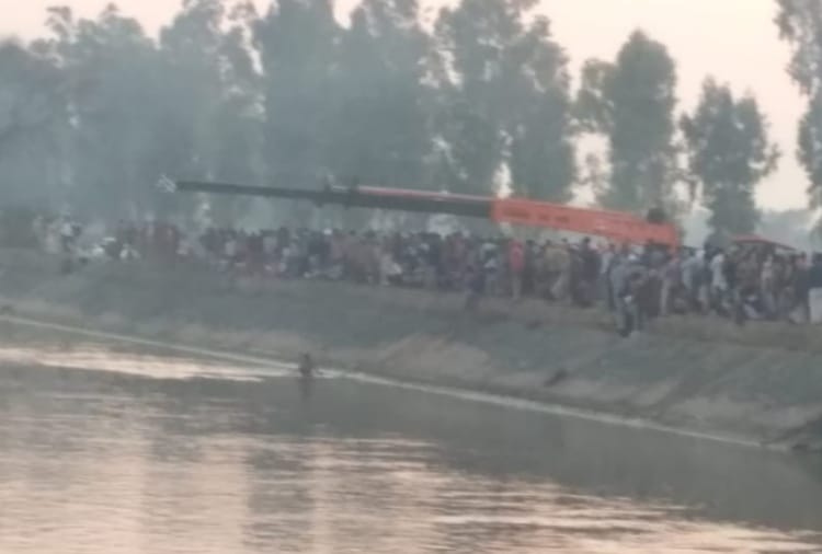 Uncontrolled car falls into canal, Husband and wife died
