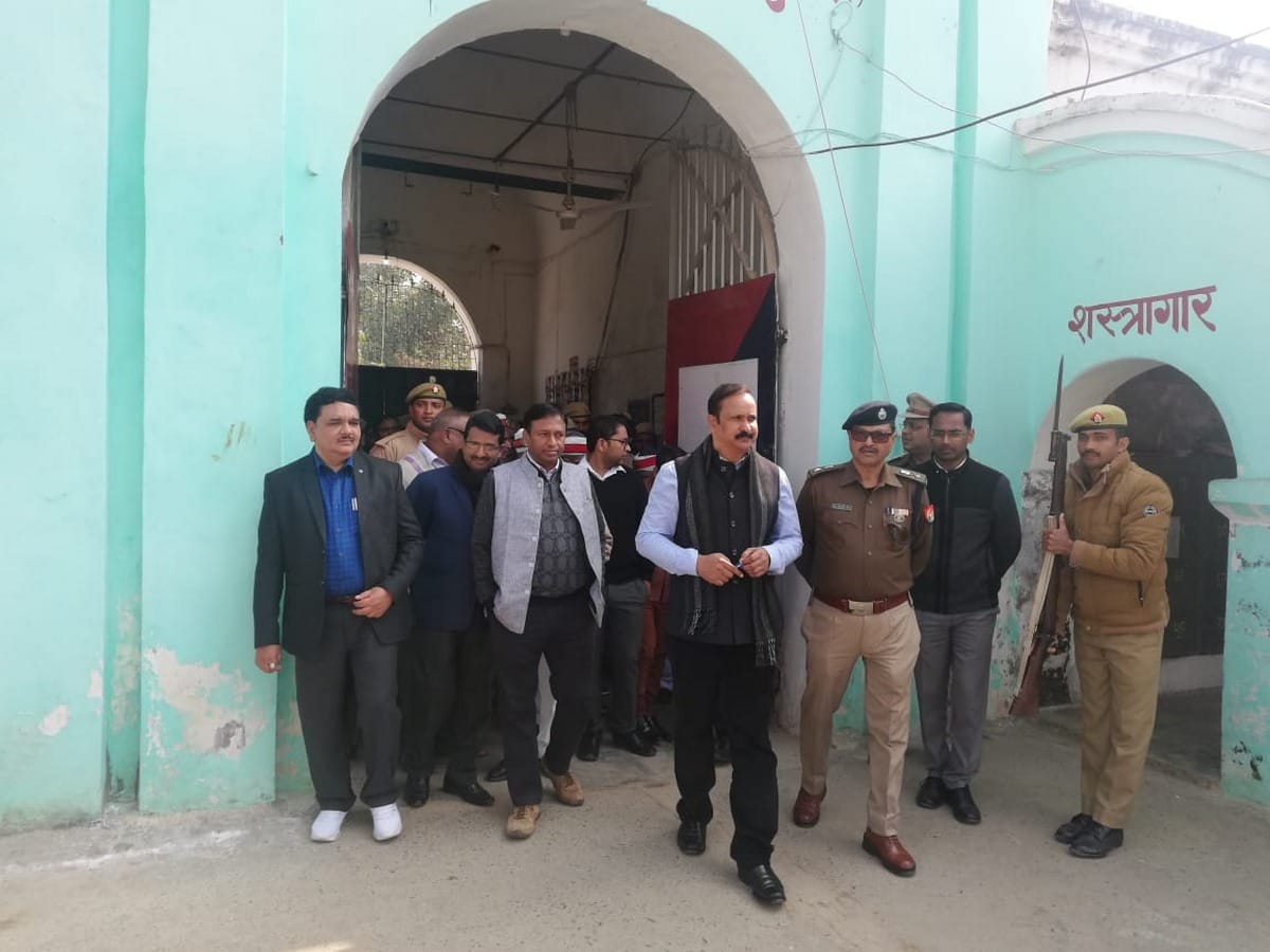 DM-SP arrived to surprise ghazipur district jail