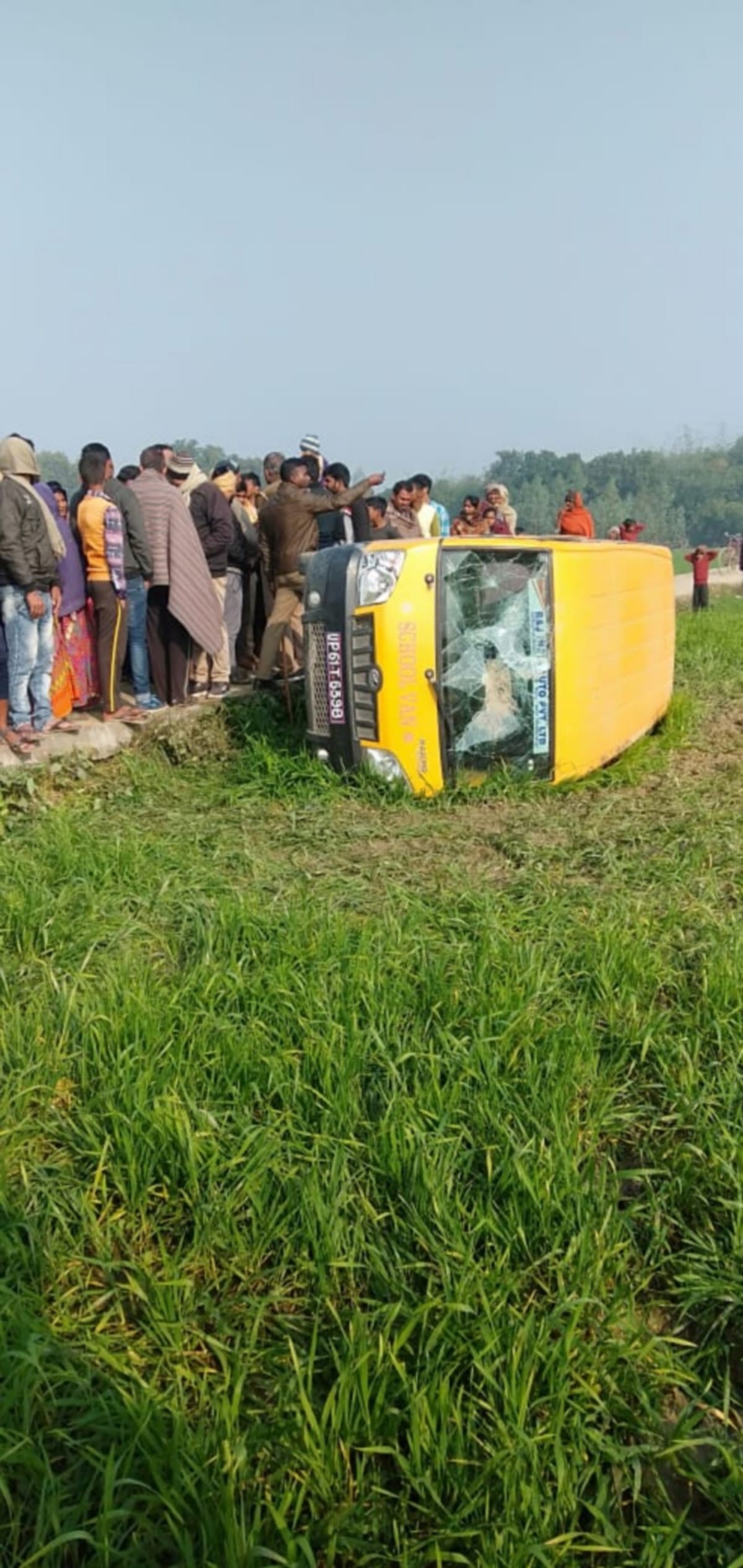 School bus overturned child student injured in ghazipur