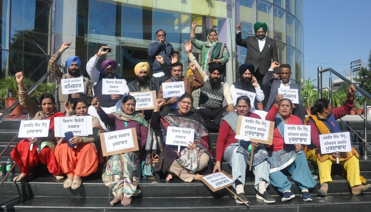 Akali BJP councilors demonstrated outside the municipal corporation