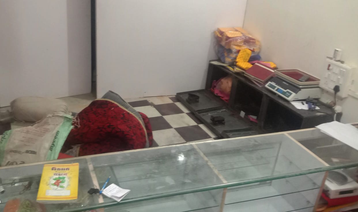 Rupees and jewellary stolen from jewellary shop