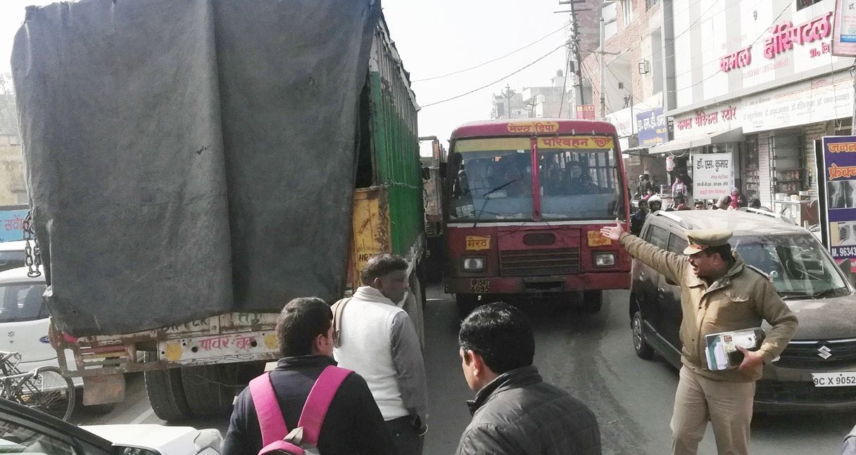 trouble of traffic zam police puncher the tyres of  vechile which found footpath