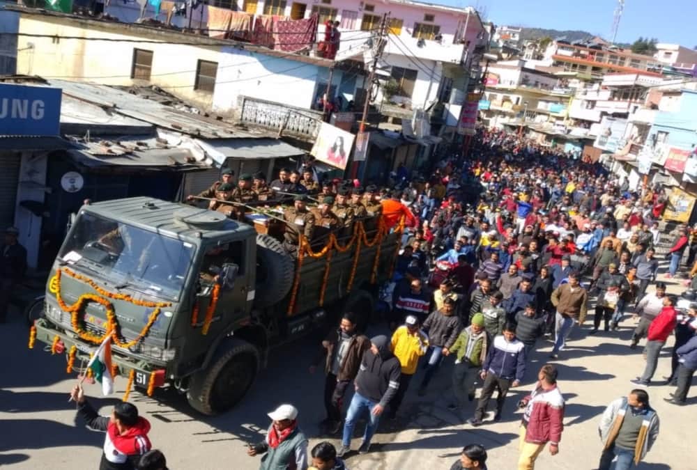 Huge Crowd in Martyred Soldiers Rahul Funeral, public Anger Show against pak in champawat