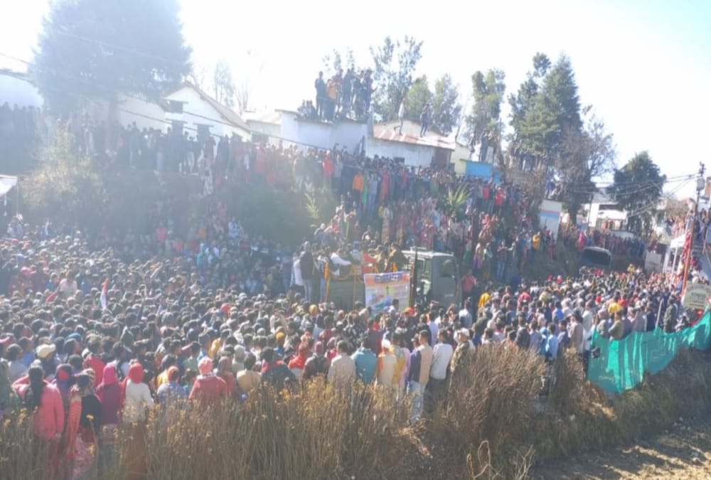Huge Crowd in Martyred Soldiers Rahul Funeral, public Anger Show against pak in champawat