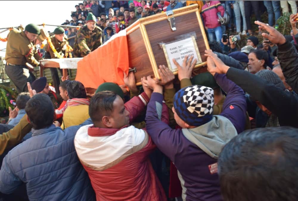 Huge Crowd in Martyred Soldiers Rahul Funeral, public Anger Show against pak in champawat